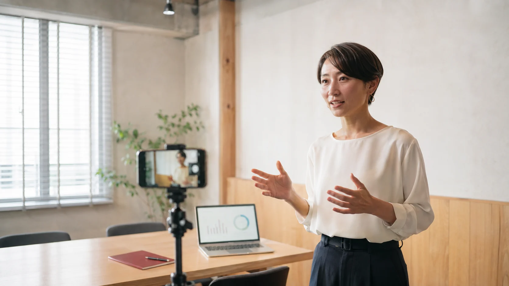 スマホでプレゼン練習を撮影する架空の利用シーン